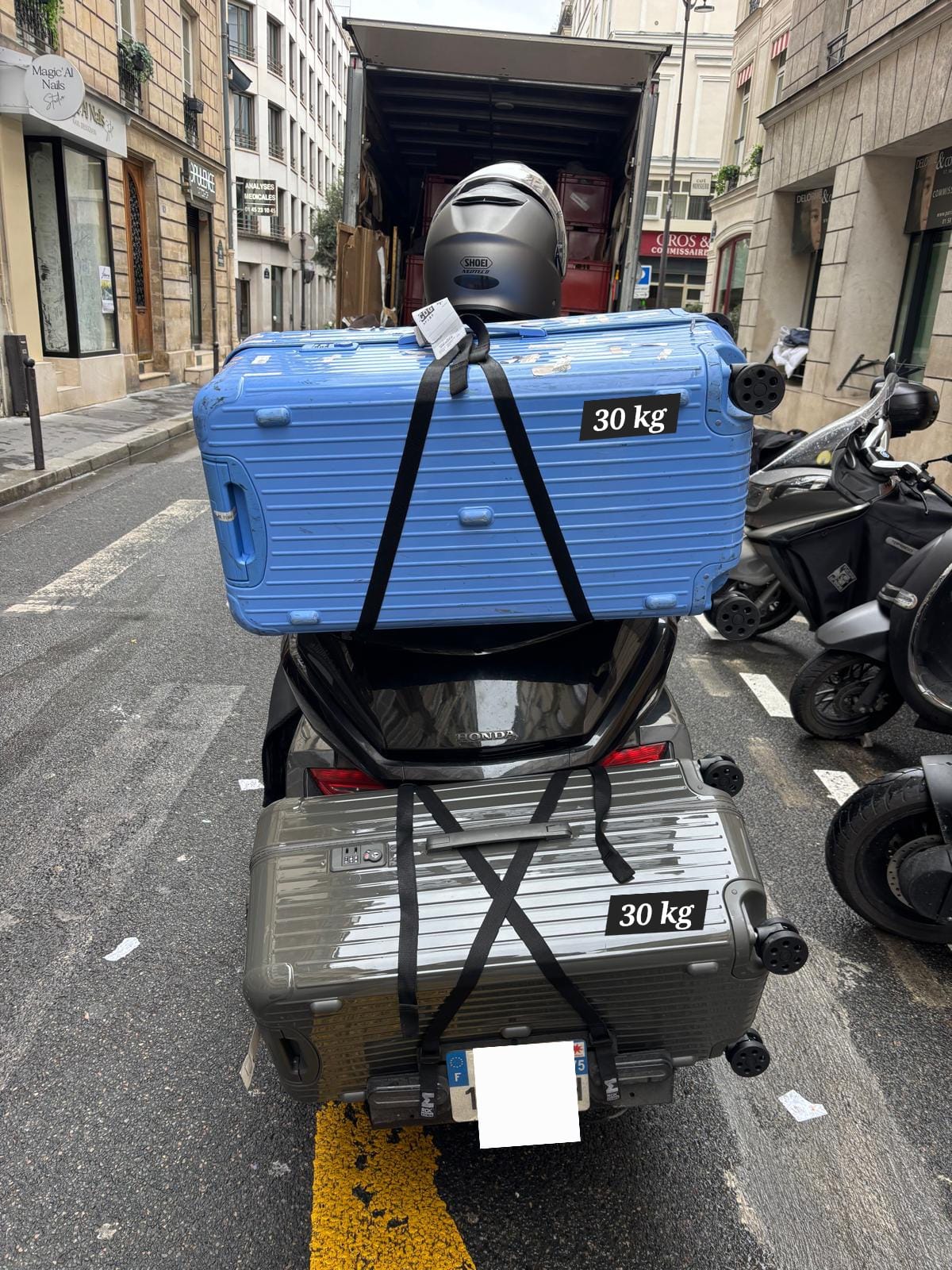 Honda Goldwing chargée avec 2 valises de 30 kg avant transfert aéroport