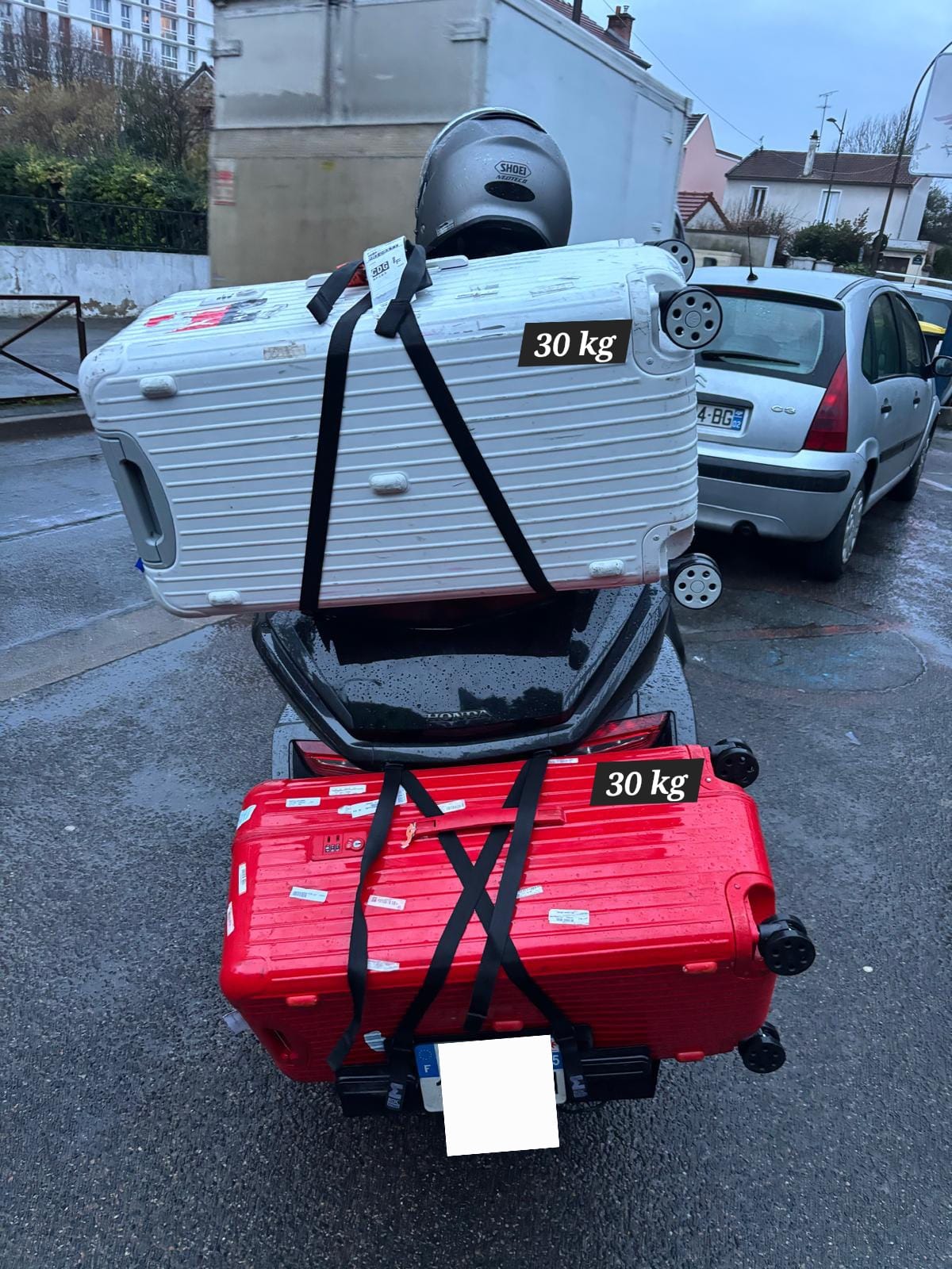 Honda Goldwing transportant 2 grosses valises rigides dans une rue parisienne